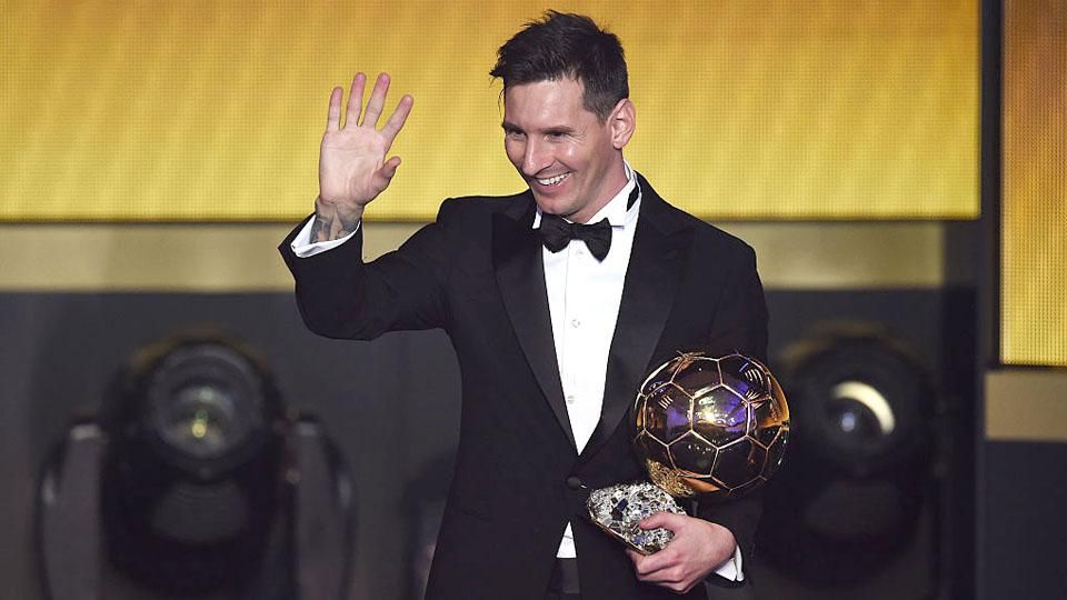 Lionel Messi saat meraih penghargaan FIFA Ballon d'Or 2015. Copyright: © INDOSPORT